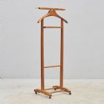 1460 8220 VALET STAND